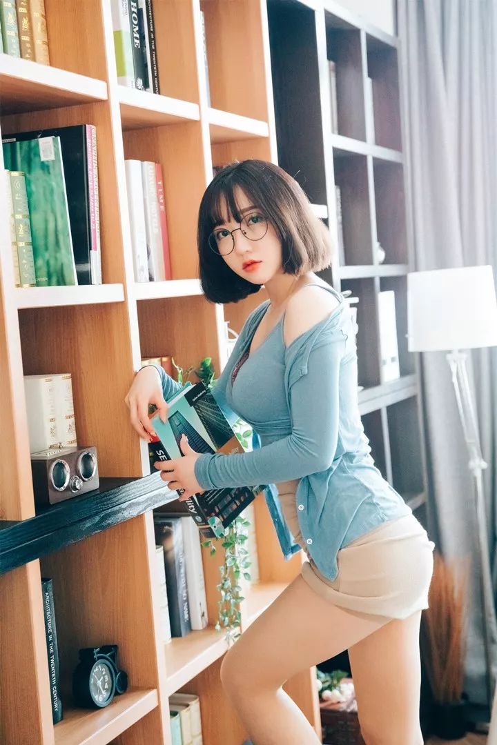 [LOOZY] Yeeun - Librarian Girl [84P+2V/1.74G]