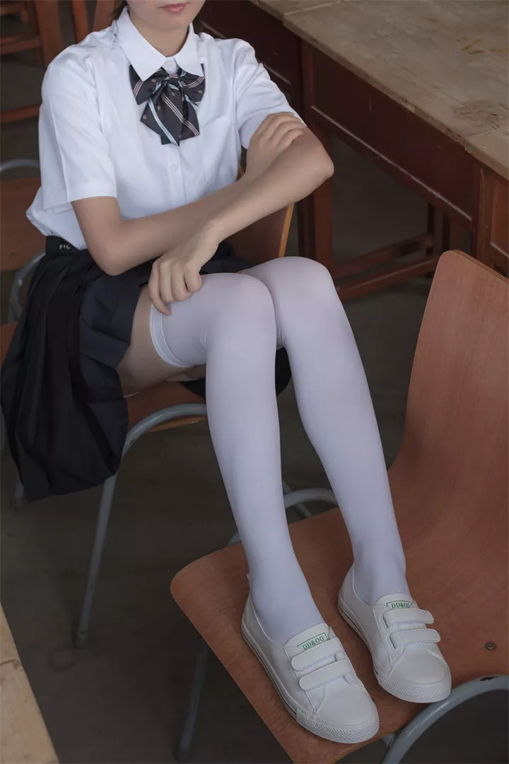 森萝财团写真 - [BETA-022] 教室里的JK白丝少女 [66P/638M]