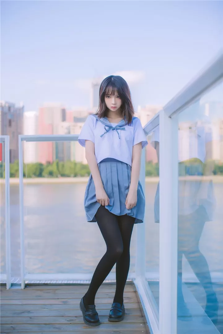 疯猫ss - 海边蓝白水手服 [15P/150M]